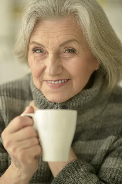 Dojrzała kobieta pije herbatę — Zdjęcie stockowe