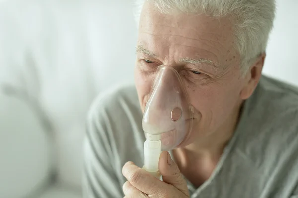 Starší muž s chřipkou inhalace — Stock fotografie