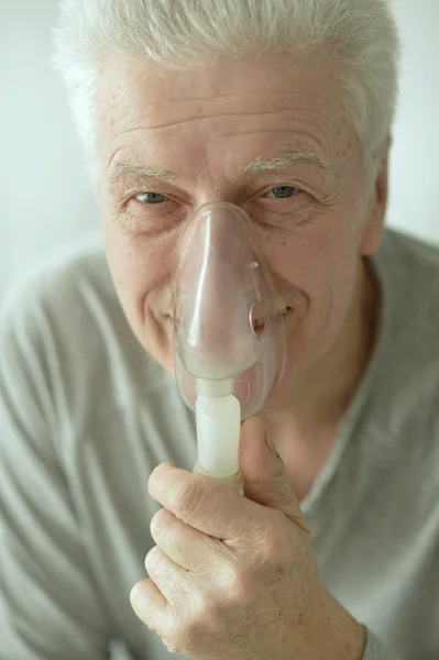 Homem idoso com inalação de gripe — Fotografia de Stock