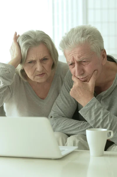 Triste pareja Madura con ordenador portátil — Foto de Stock