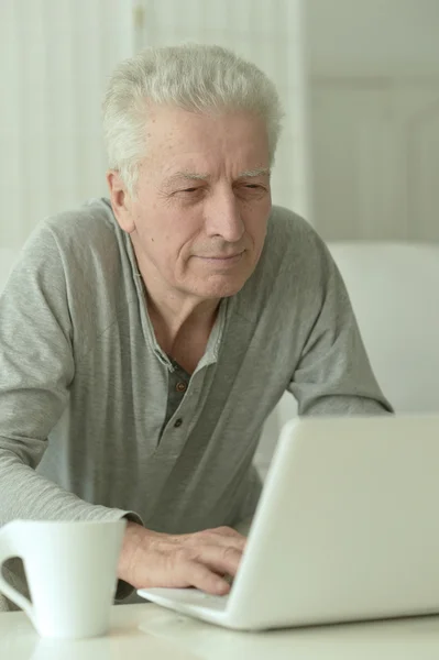 Homme âgé avec ordinateur portable — Photo