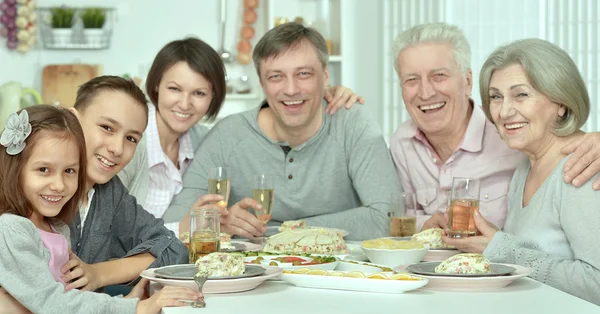 Familjen vid bordet med god mat — Stockfoto