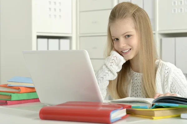 Menina bonito e laptop — Fotografia de Stock