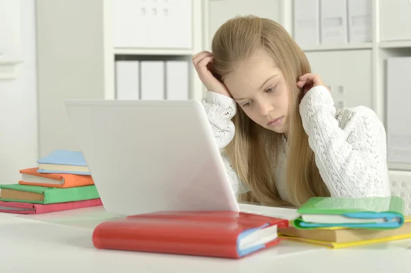 可爱的小女孩和笔记本电脑 — 图库照片