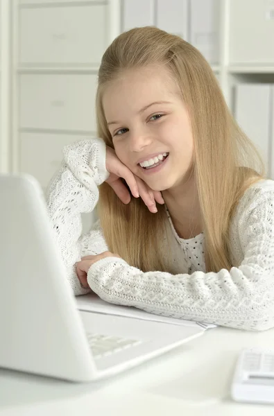 Menina bonito e laptop — Fotografia de Stock
