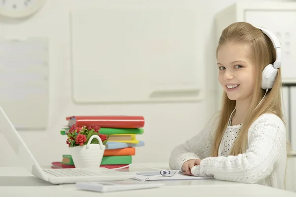 Cute little girl  and  laptop — Stock Photo, Image