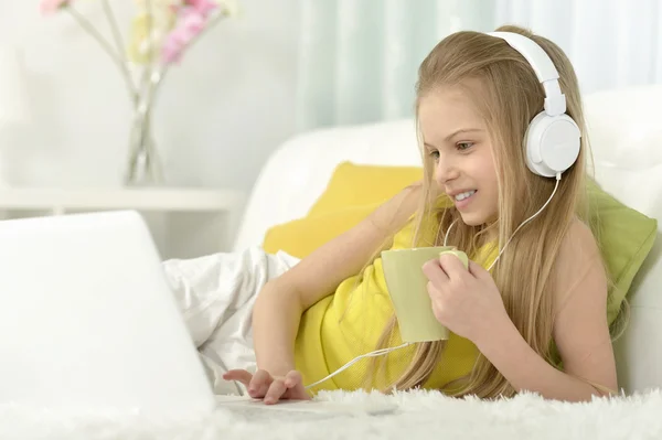 Menina bonito com laptop — Fotografia de Stock