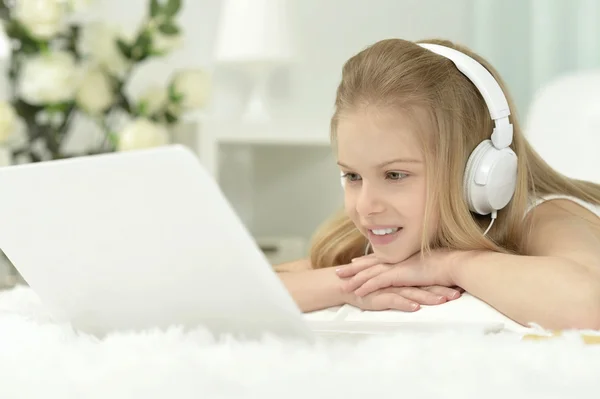 Schattig meisje met laptop — Stockfoto