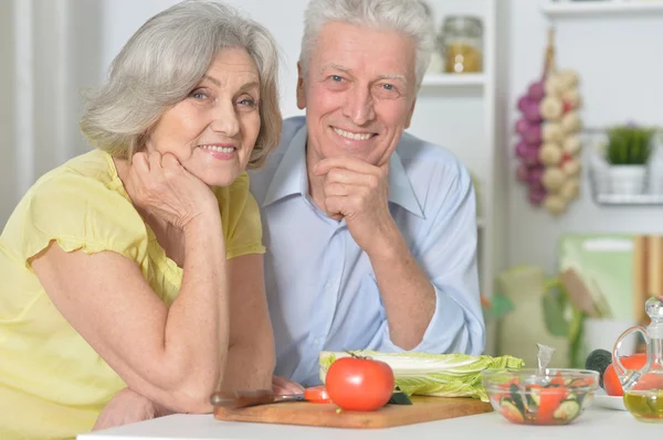 Senior man and woman  in the kitchen Royalty Free Stock Photos