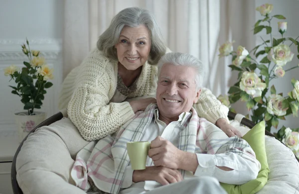 Ältere Menschen mit Tee — Stockfoto