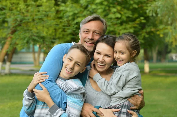 Lycklig familj på blommande fält — Stockfoto