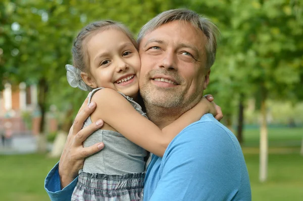 Pai com filha no parque de verão — Fotografia de Stock