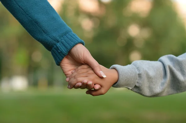 Två händer på gröna baackground, — Stockfoto