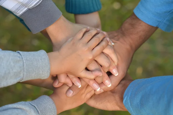 Handen samen op achtergrond — Stockfoto