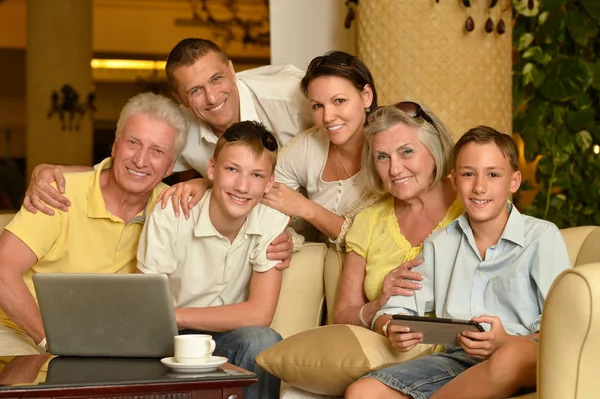 Família sentada com laptop — Fotografia de Stock