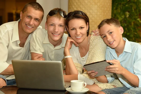 Famiglia felice con computer portatile — Foto Stock