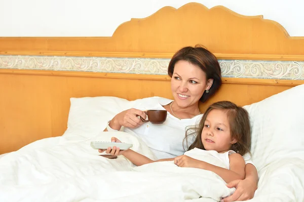 Mère avec petite fille et café — Photo