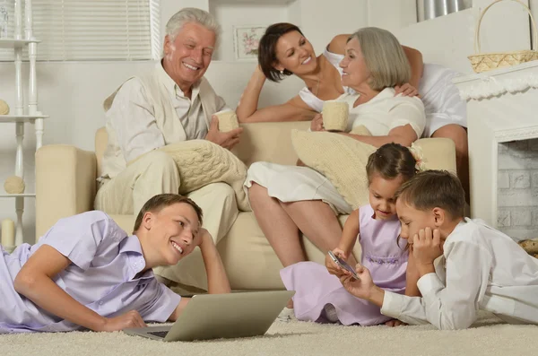 Família feliz com crianças com laptop — Fotografia de Stock