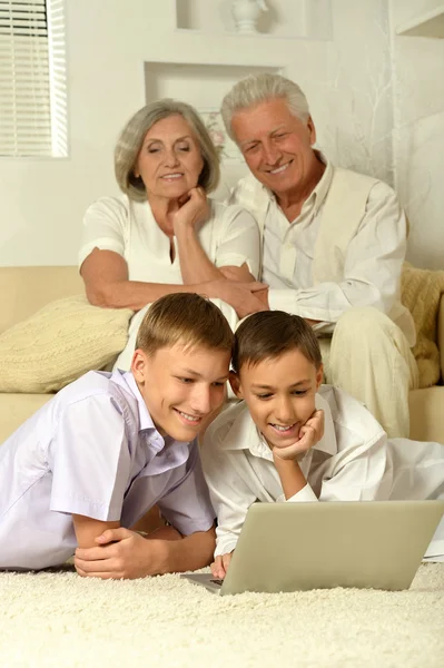 Щаслива сім'я з дітьми з ноутбуком — стокове фото