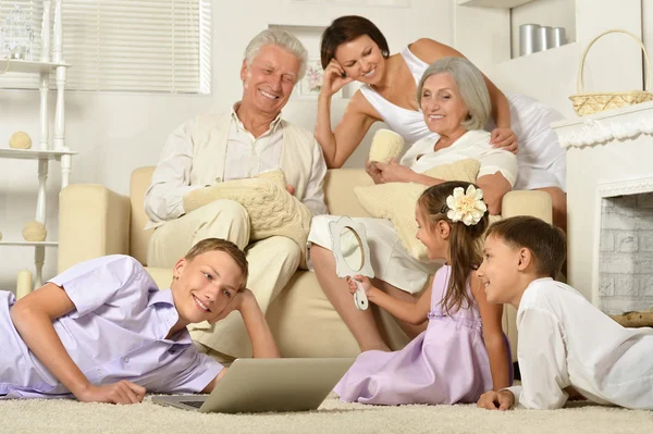 Lykkelig familie med børn med laptop - Stock-foto