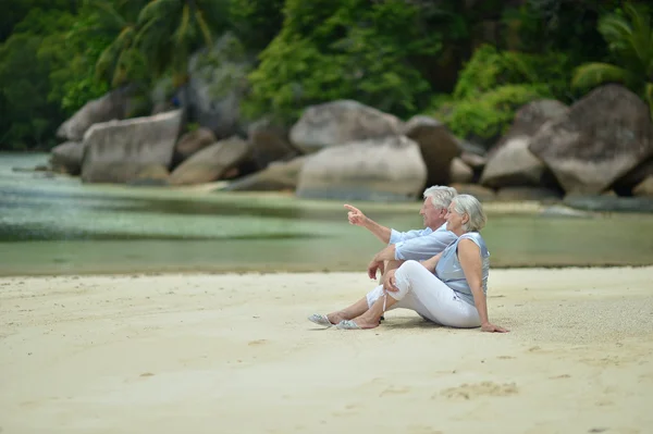 Casal de idosos descansam na praia tropical — Fotografia de Stock