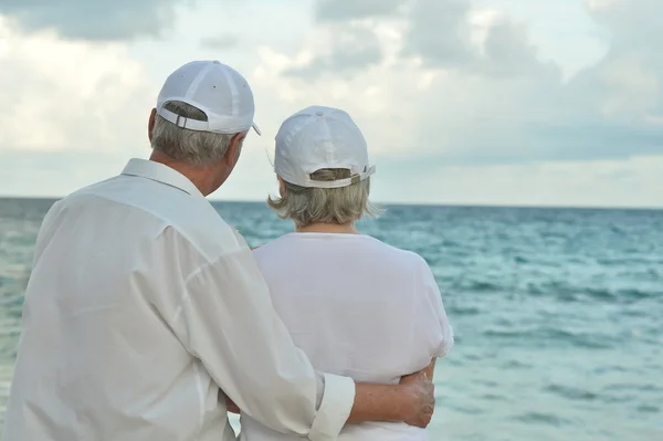 Pareja de ancianos descansar en la playa tropical — Foto de Stock