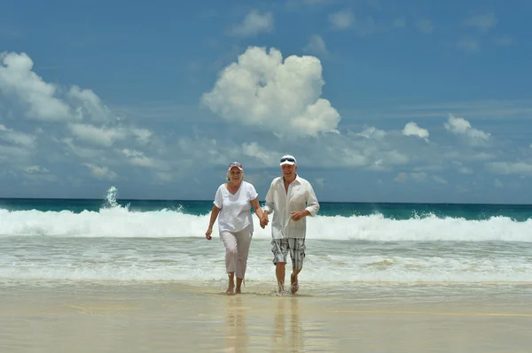 老夫婦が熱帯のビーチで休憩します。 — ストック写真