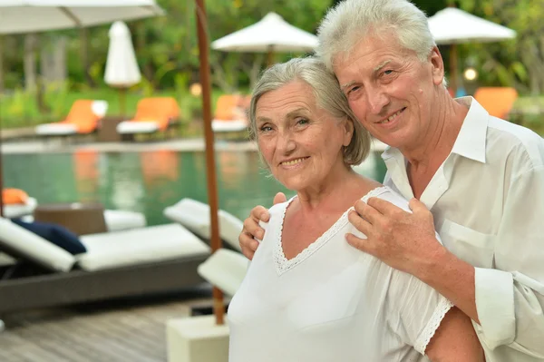 Casal de idosos perto da piscina — Fotografia de Stock