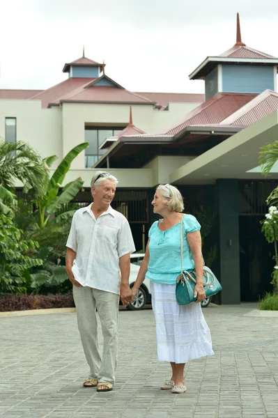 Elderly couple rest at tropical resort — Stock Photo, Image