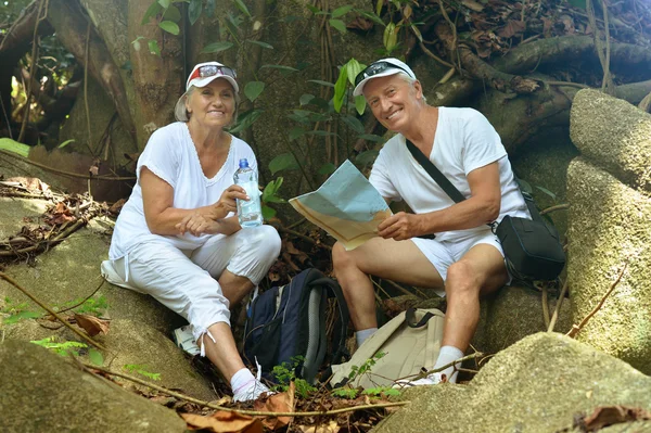 Äldre par resten på tropical resort — Stockfoto