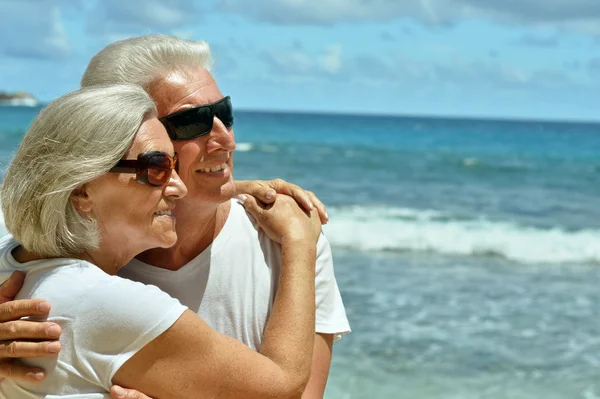 Casal de idosos descansam na praia tropical — Fotografia de Stock