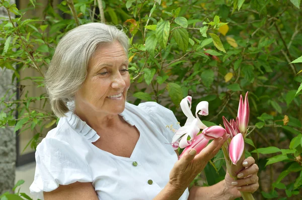 Femme âgée avec fleur — Photo