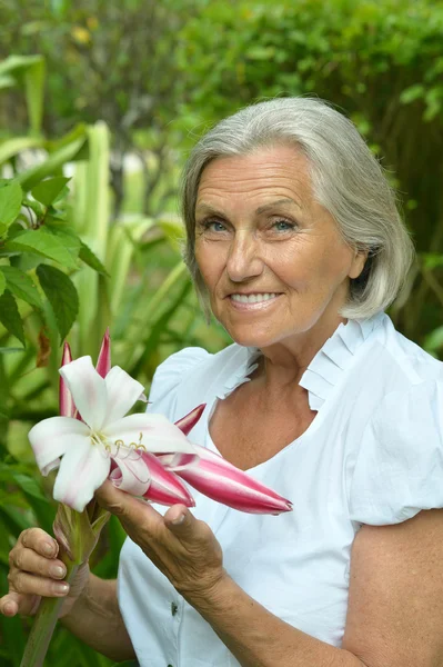 Mujer mayor con flor — Foto de Stock