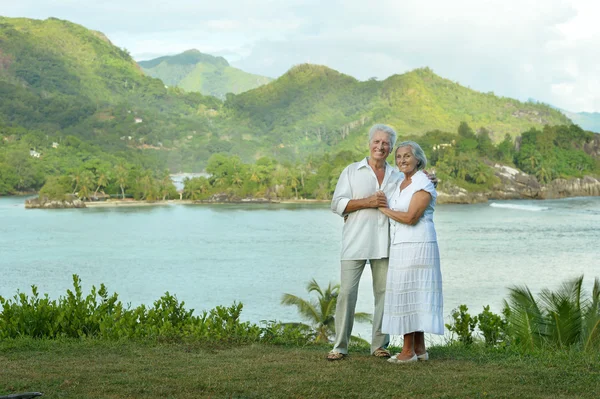 Älteres Ehepaar ruht sich am tropischen Strand aus — Stockfoto