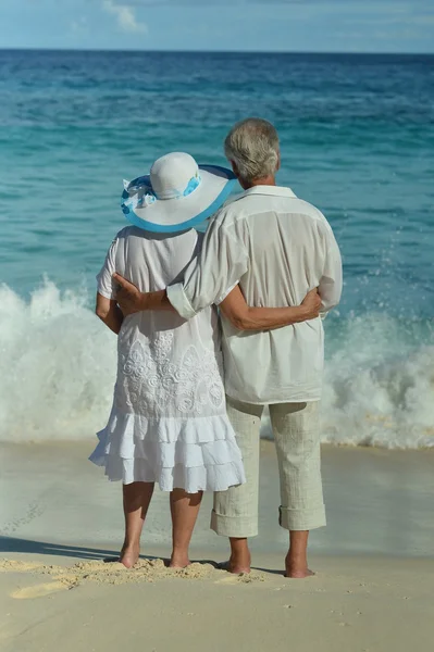 Casal de idosos descansam na praia tropical — Fotografia de Stock