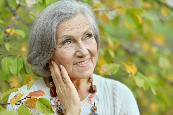 Senior woman in green park — Stock Photo, Image