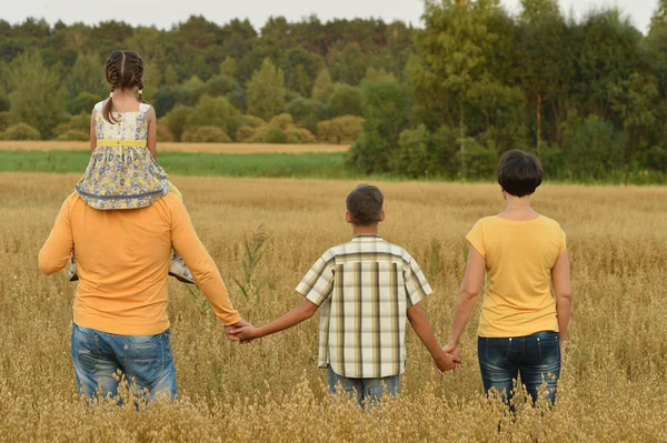 Familia feliz en el campo — Foto de Stock