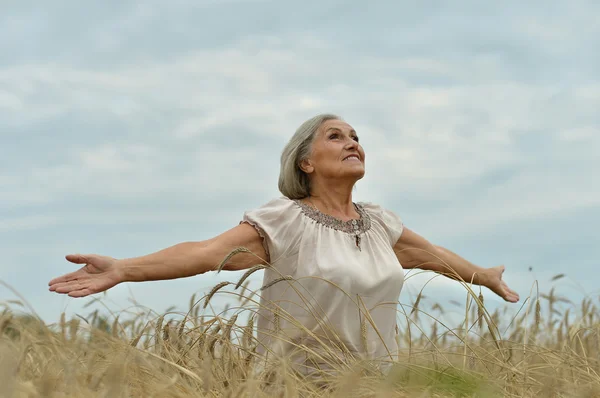 Starší žena v létě pole — Stock fotografie