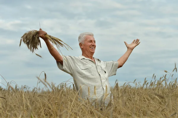 Hombre maduro disfrutando de la naturaleza — Foto de Stock