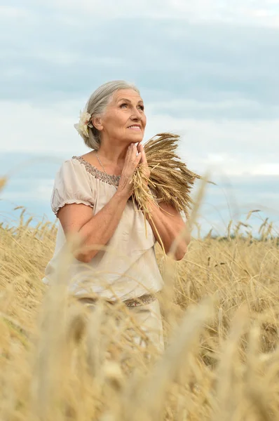 Seniorin im Sommerfeld — Stockfoto