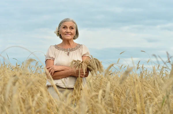 Пожилая женщина в летнем поле — стоковое фото