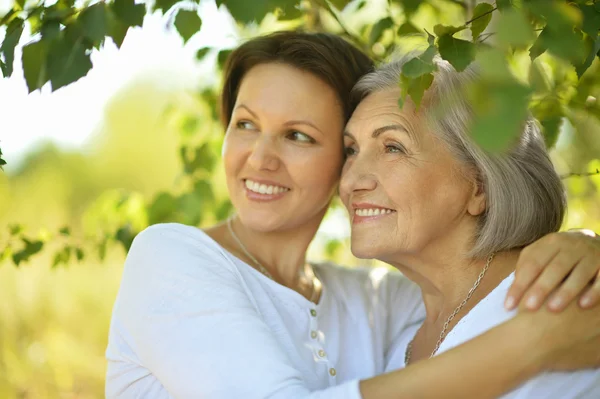 Senior moeder en dochter in park — Stockfoto