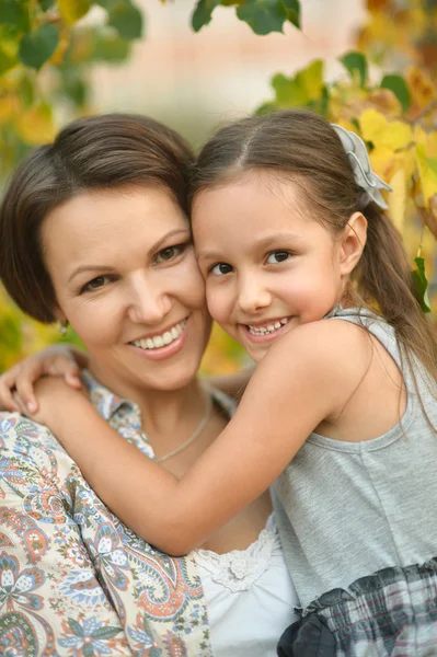 Girl with mother in park — Stock Photo, Image