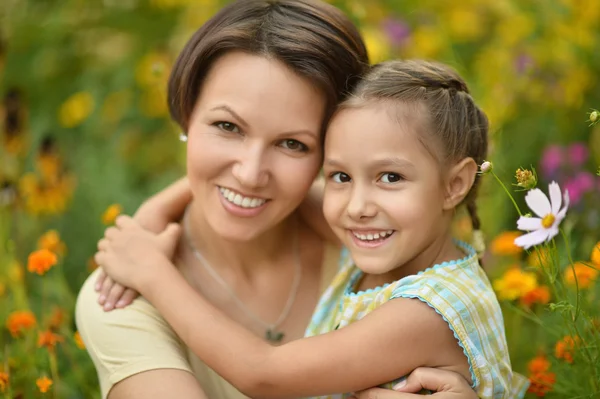 Flicka med mamma i park — Stockfoto