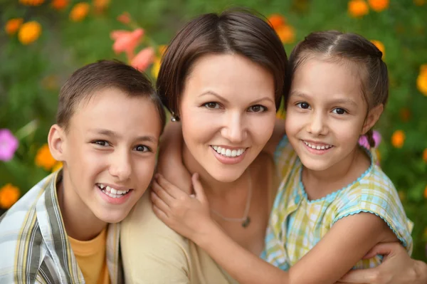 Lycklig familj utomhus — Stockfoto