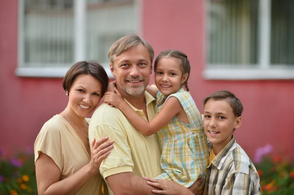 Familie wandelen in de stad — Stockfoto