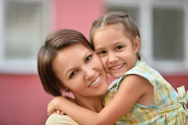 Ragazza con madre nel parco — Foto Stock