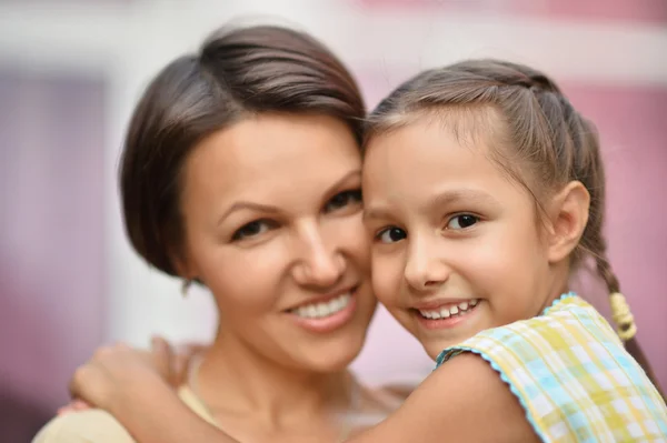 Girl with mother in park — Stock Photo, Image