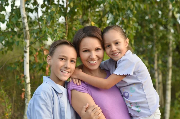 Felice famiglia all'aperto — Foto Stock