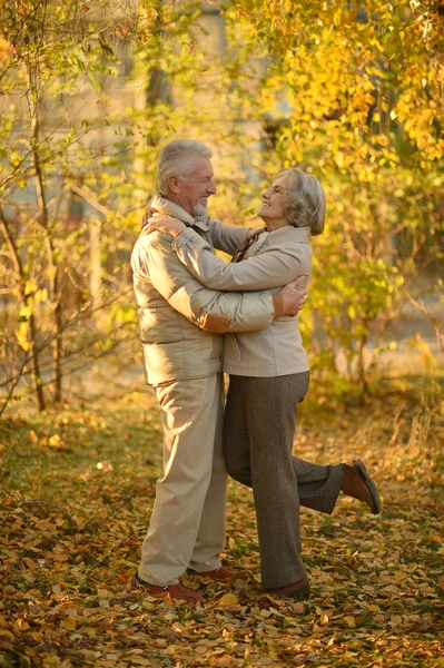 Senior par i höstparken — Stockfoto